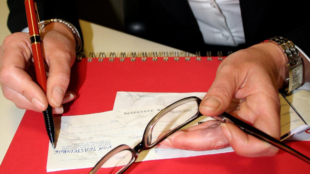 Pagavano con assegni scoperti, denunciati
