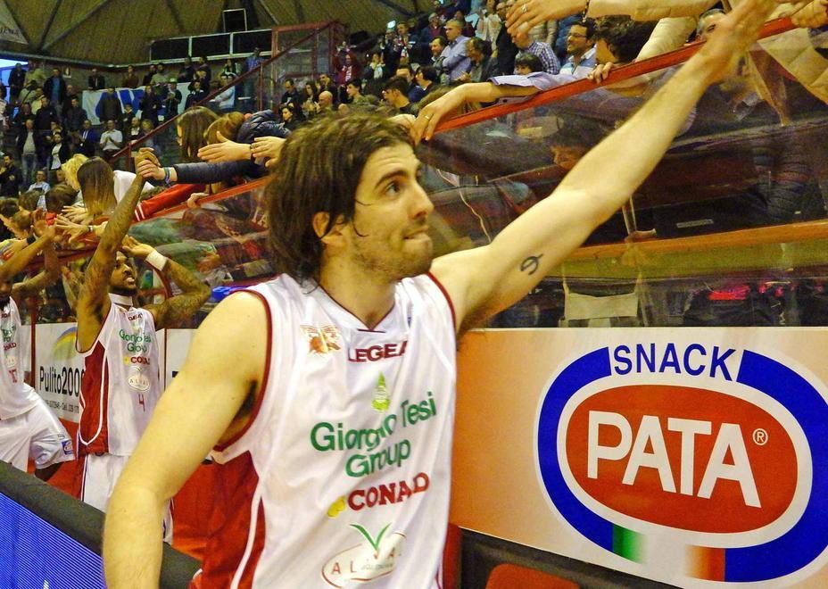 Ariel Filloy mentre saluta i tifosi al PalaCarrara (Foto Gori)