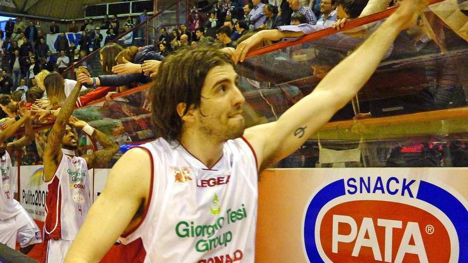 Ariel Filloy mentre saluta i tifosi al PalaCarrara (Foto Gori)