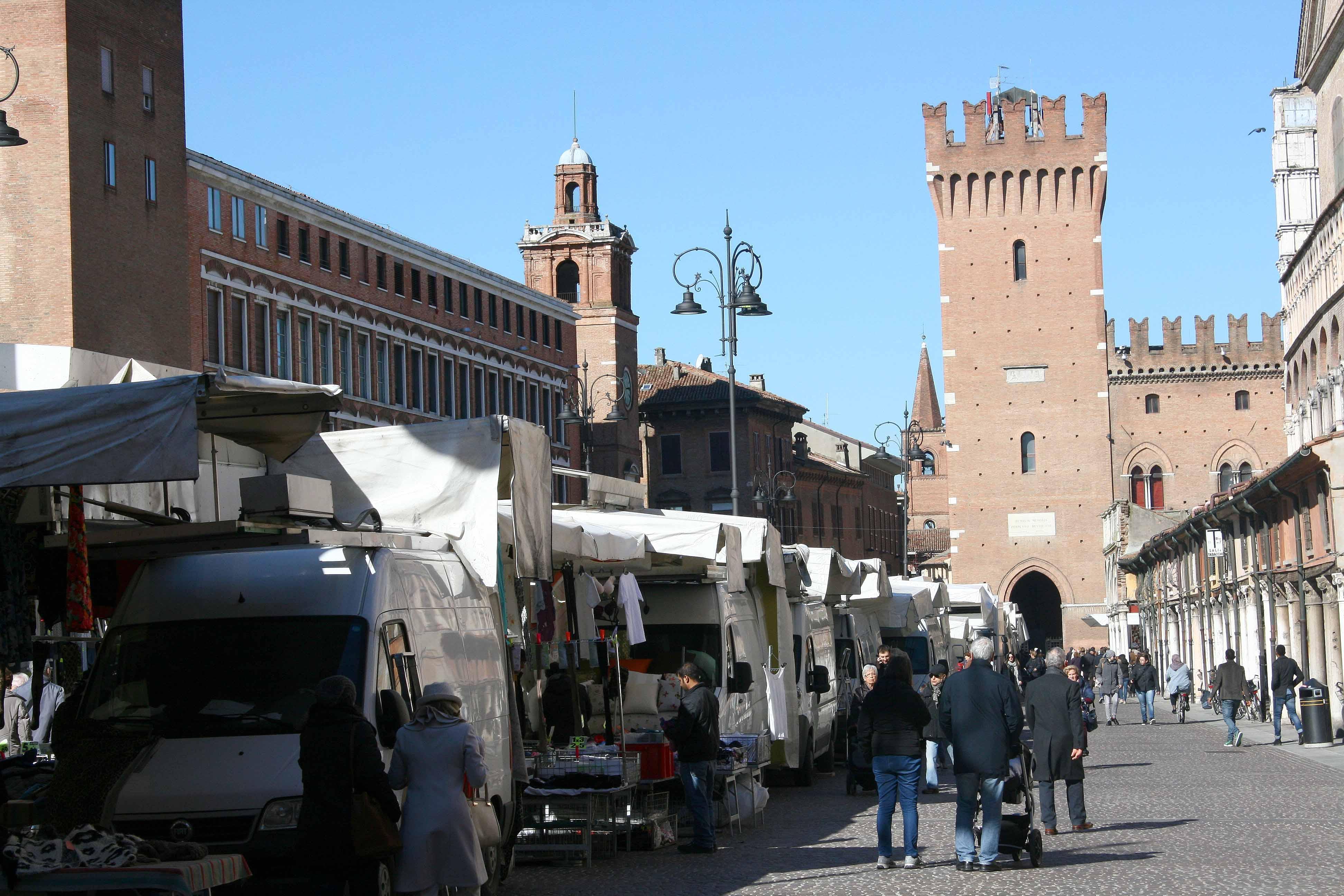 Le bancarelle con furgone in piazza Trento-Trieste