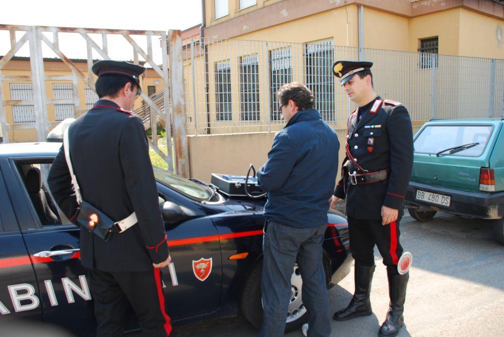 Un automobilista si sottopone all'alcol test