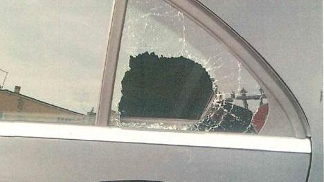 Una delle auto prese di mira dalla coppia