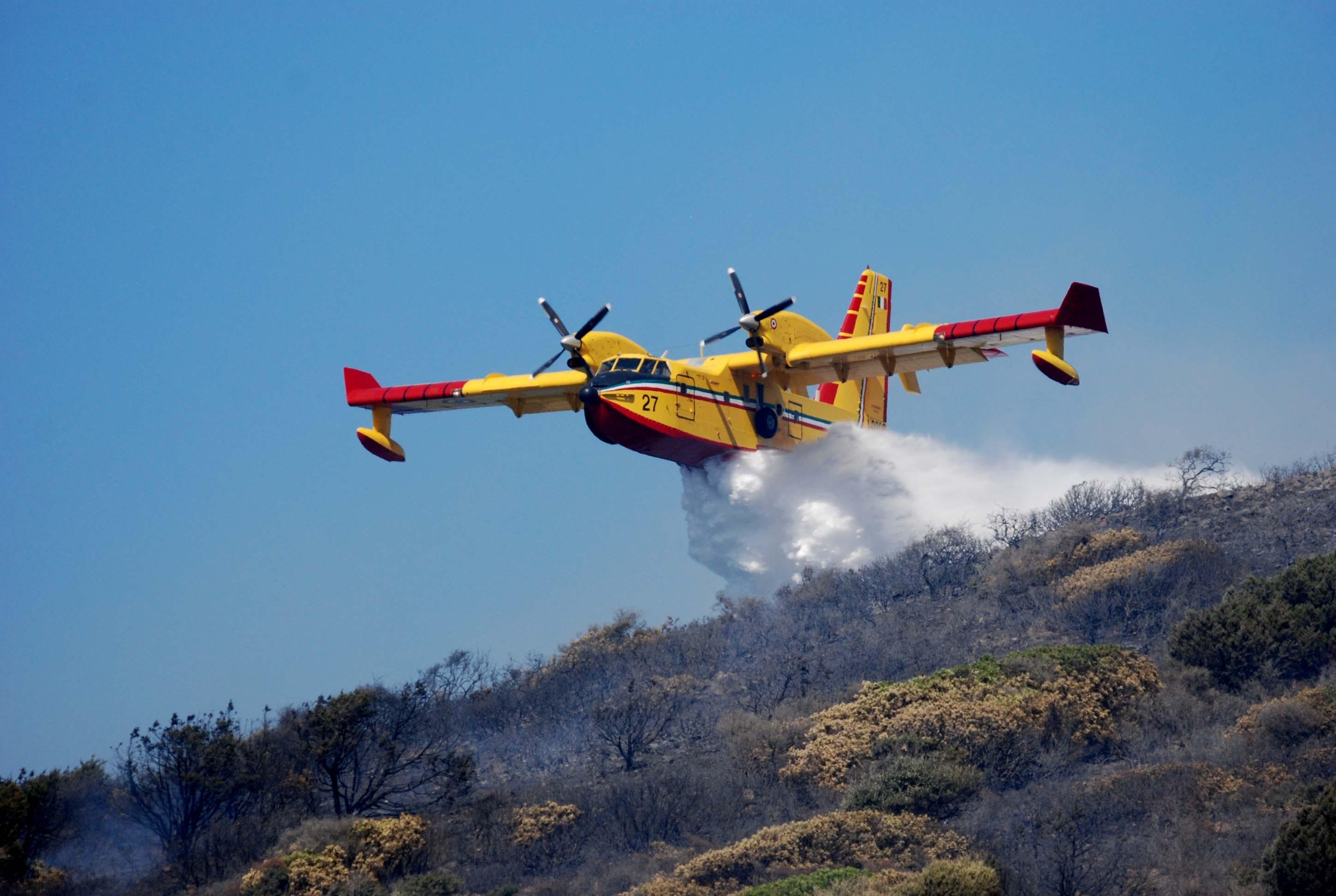 Un canadair in azione durante un incendio in Gallura