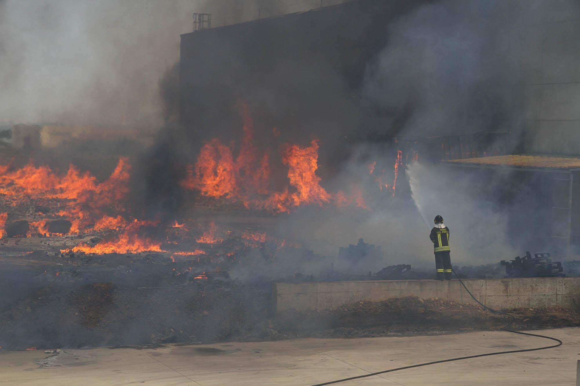 I vigili del fuoco hanno fermato l'incendio prima che arrivasse ai depositi (foto Gianluigi Deidda)