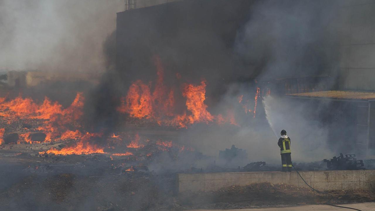 I vigili del fuoco hanno fermato l'incendio prima che arrivasse ai depositi (foto Gianluigi Deidda)