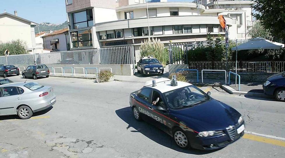 Violenza sessuale e rapina, arrestato giovane 