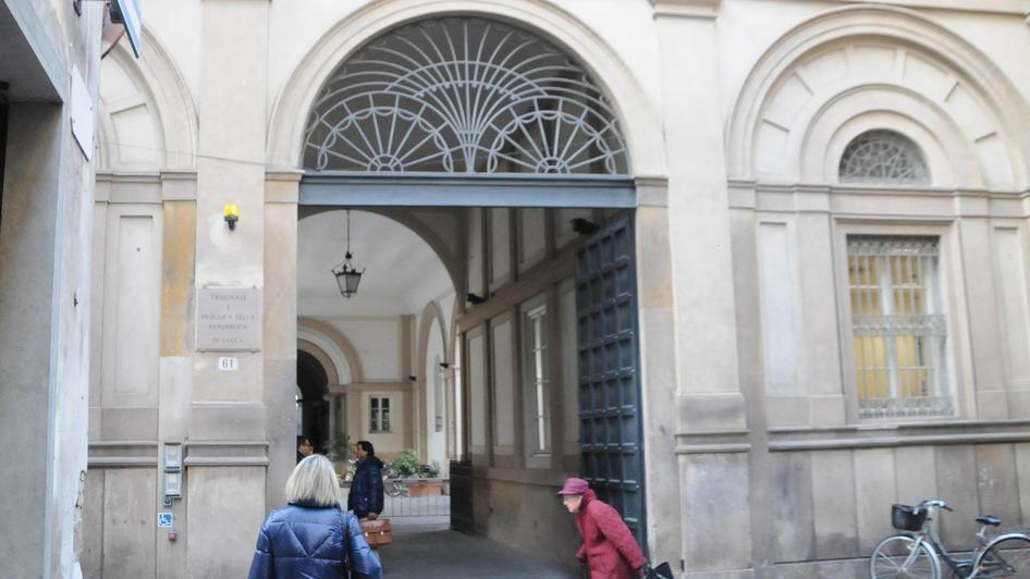 Entra in tribunale con un coltello: fermato