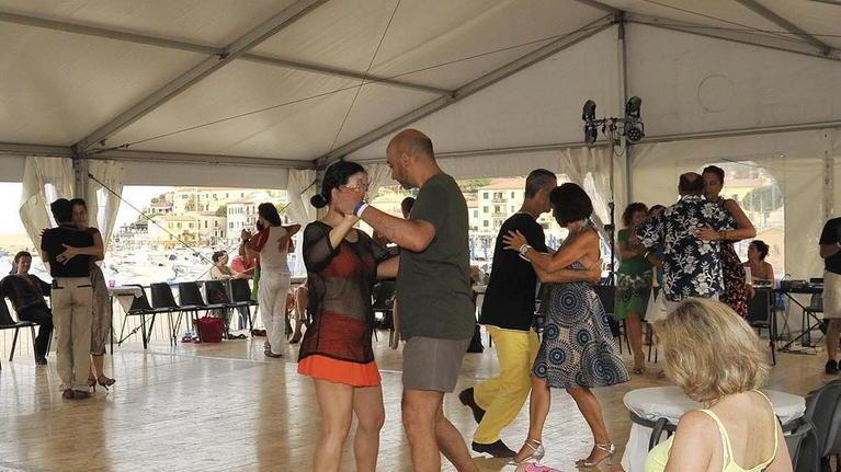 A Marina di Campo lo spettacolo del tango
