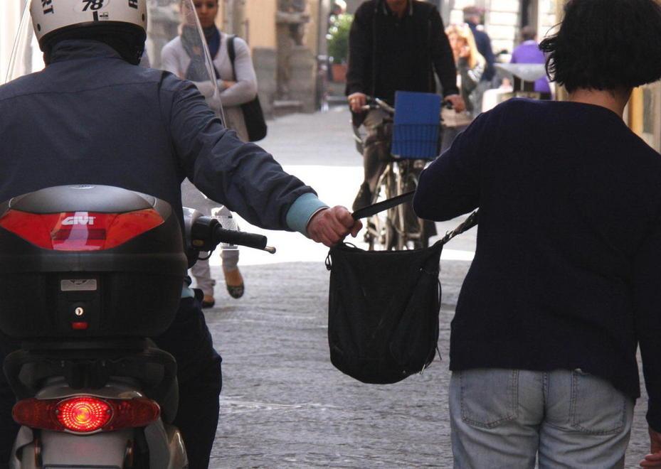 Le strappano la borsa mentre fa la spesa