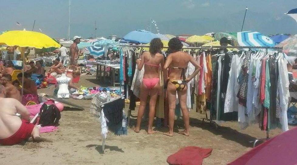 Mercatino abusivo alla spiaggia libera di Motrone