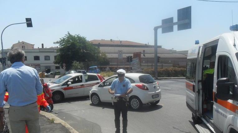 Scontro fra auto e scooter all’incrocio