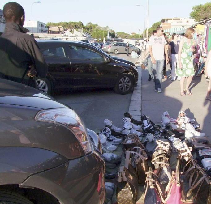 Il commercio abusivo che fa infuriare Tirrenia 