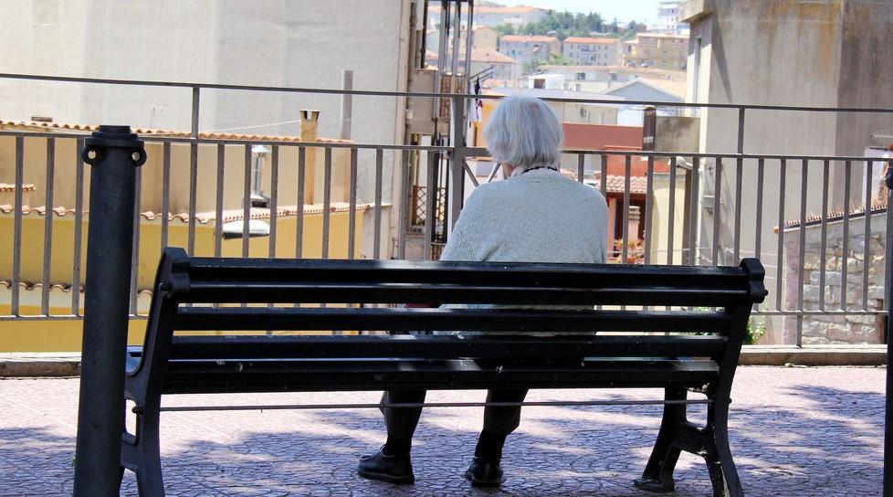 Anziana e malata rinchiusa nell’auto: denunciato il figlio