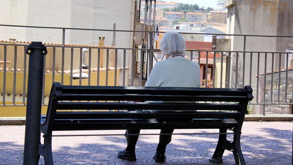 Anziana e malata rinchiusa nell’auto: denunciato il figlio