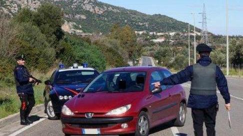 Sei in auto, uno nel cofano: multati