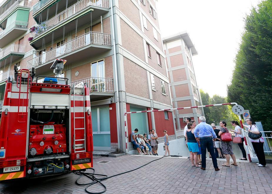 L’incendio è domato dai condomini