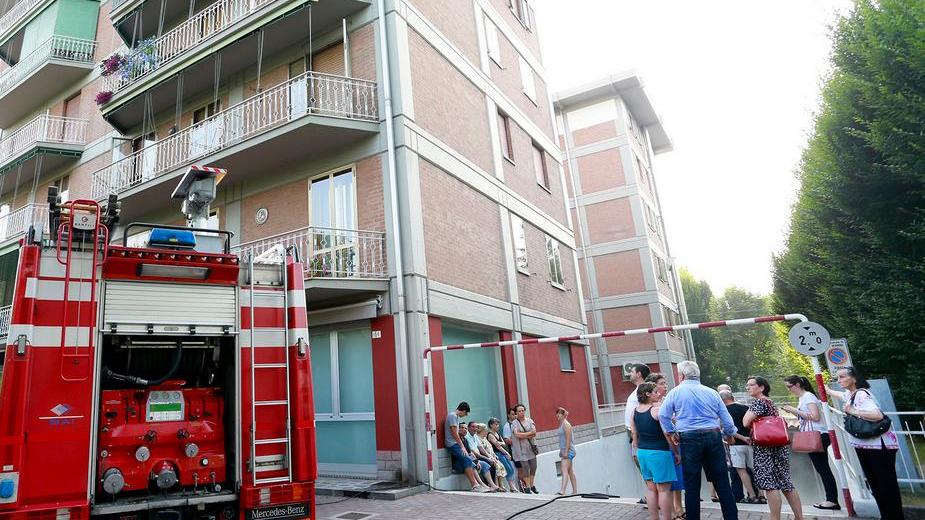 L’incendio è domato dai condomini