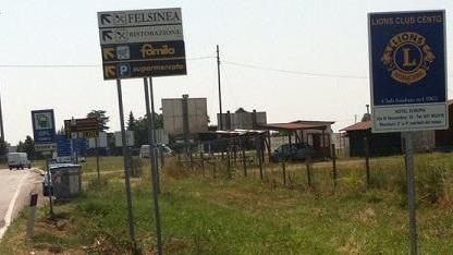 Un cartello del Lions Club per spingere la nuova strada