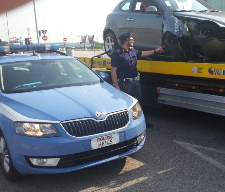 Auto finisce nella scarpata sulla A13 