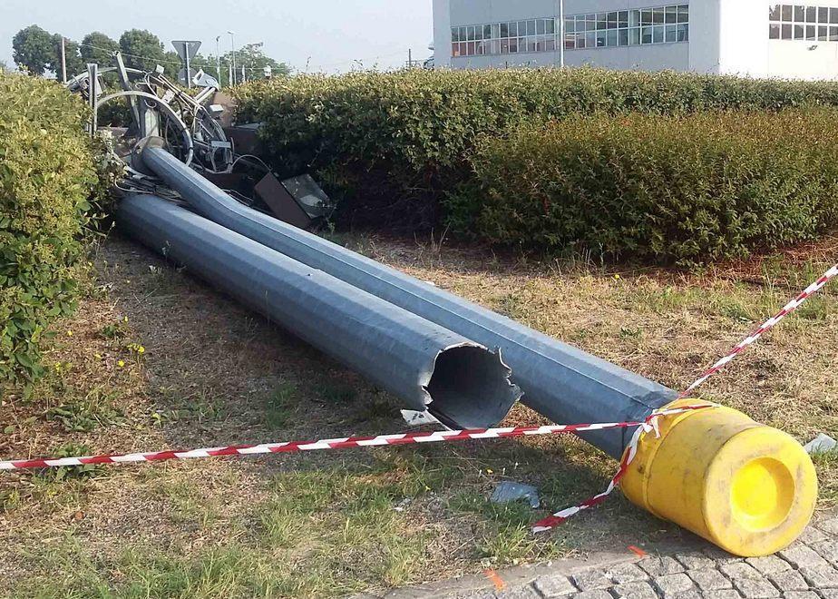 Con l’auto abbatte il palo della luce