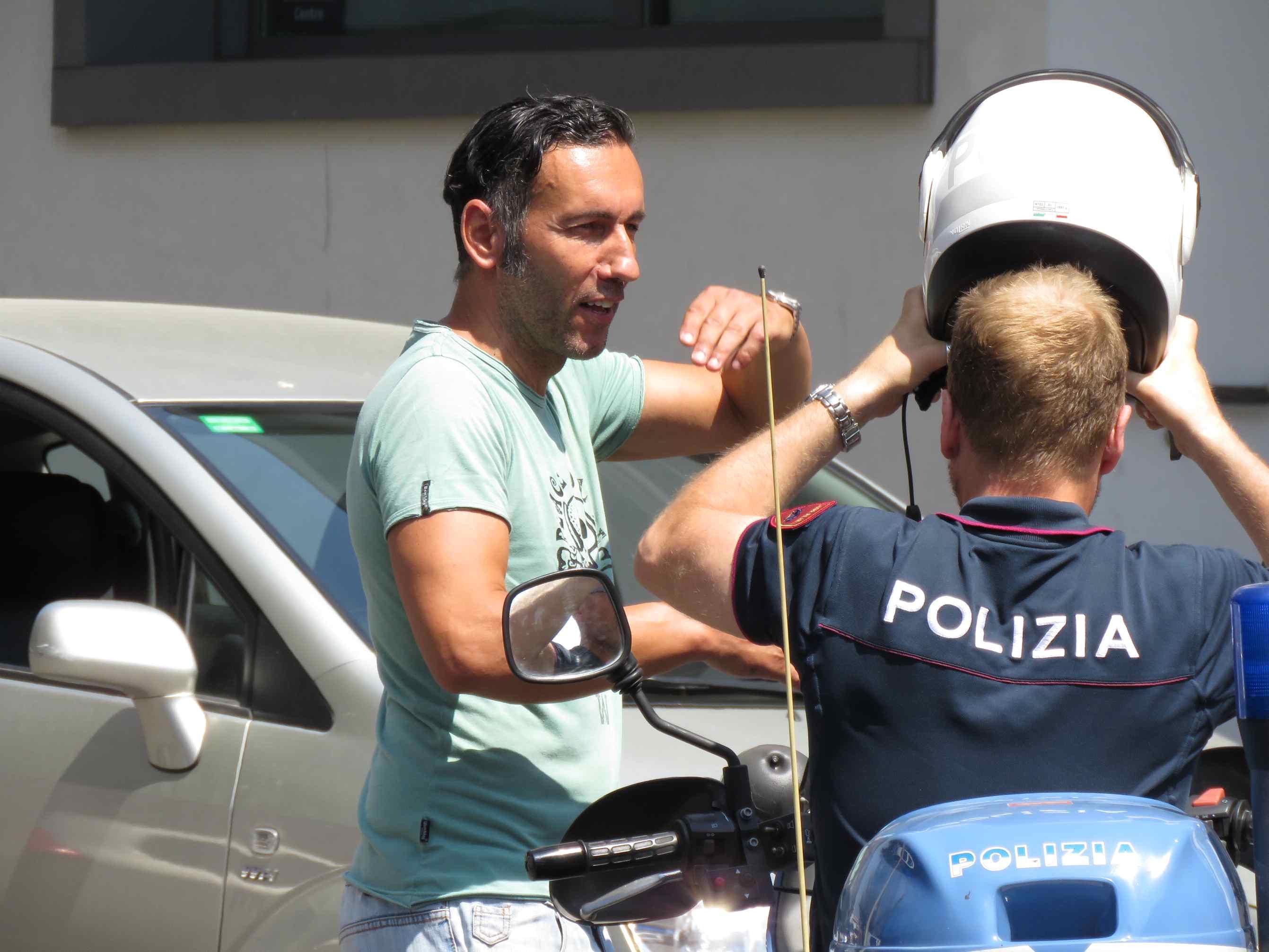 Michele Passeri coi poliziotti in via Buontalenti (foto Batavia)