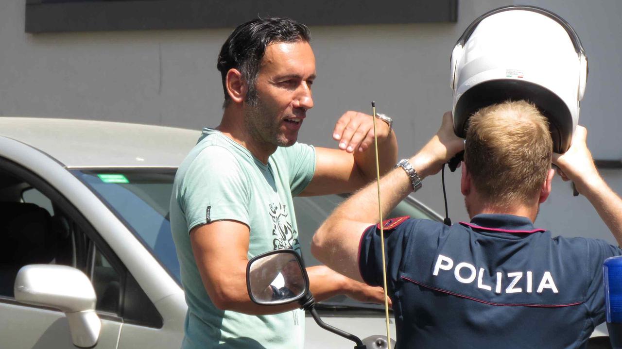 Michele Passeri coi poliziotti in via Buontalenti (foto Batavia)