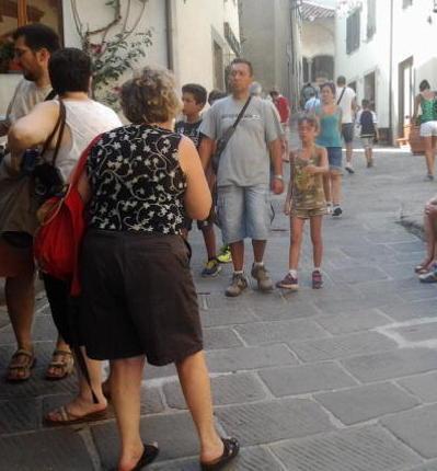 Turisti per le vie di  Cutigliano