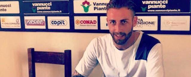 Anthony Iannarilli al momento della firma con la Pistoiese