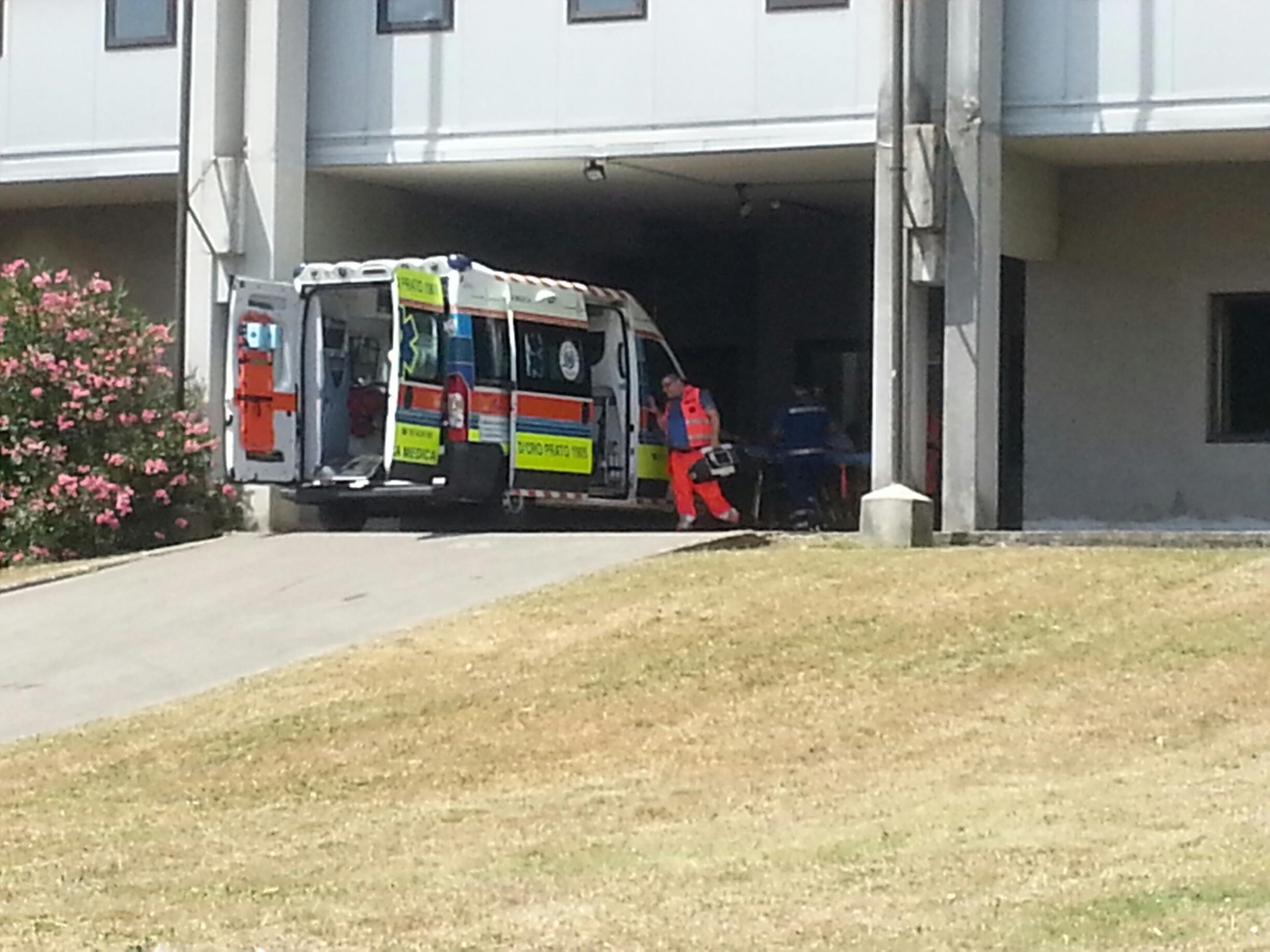 L'ambulanza giunta in tribunale per soccorrere la donna