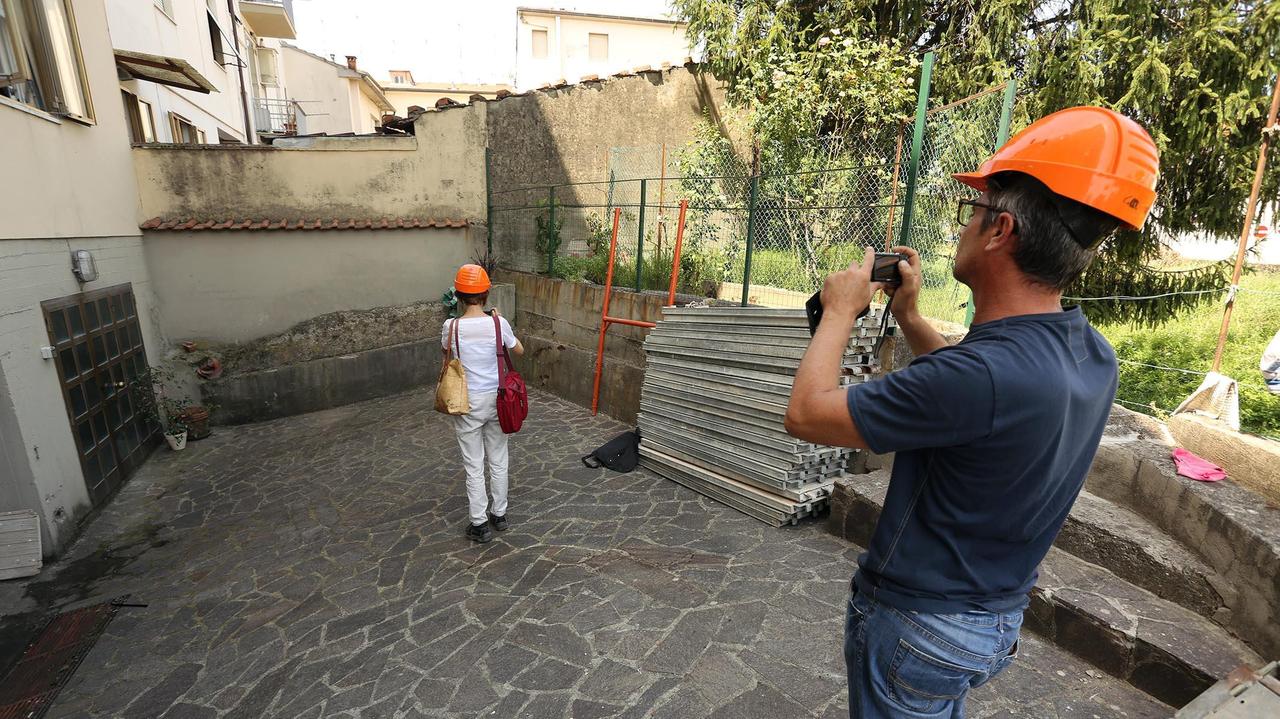 I tecnici dell'Asl durante il sopralluogo in via Monteverdi (foto Agenzia Carlo Sestini)