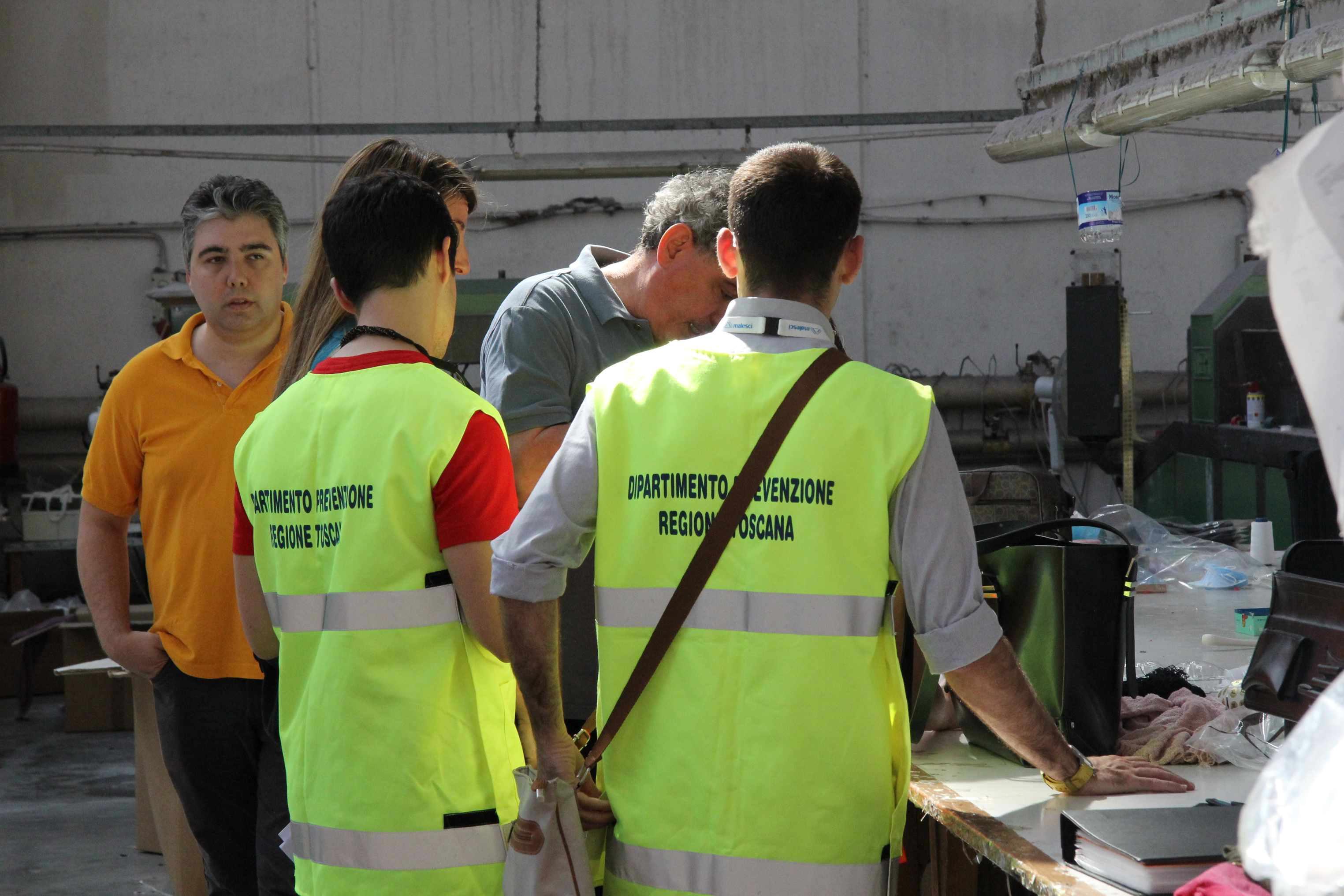 Controlli in un capannone cinese (foto d'archivio)