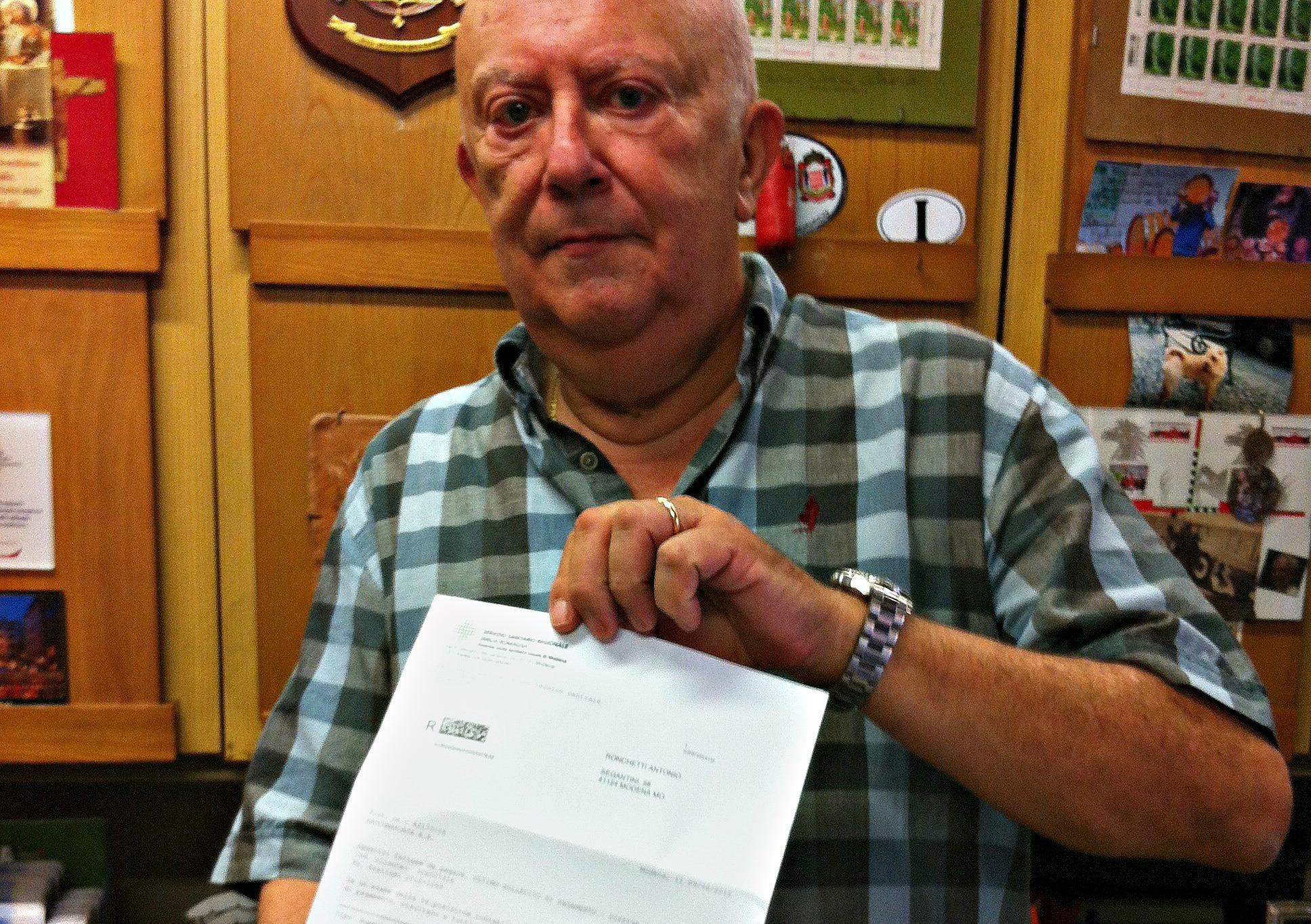 Antonio Ronchetti mostra la notifica per il ticket da 5 euro del 2007