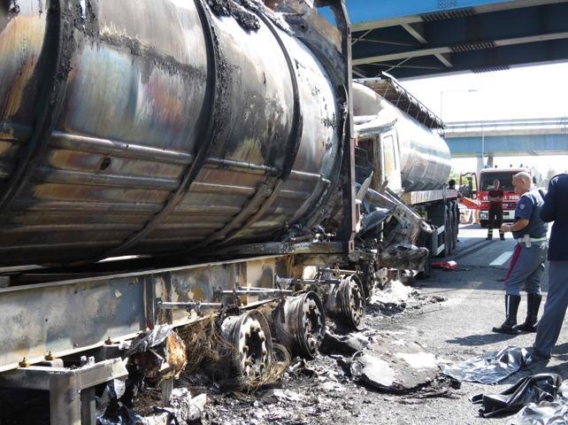 Scontro tra due tir in A1, uno prende fuoco: muore l'autista 