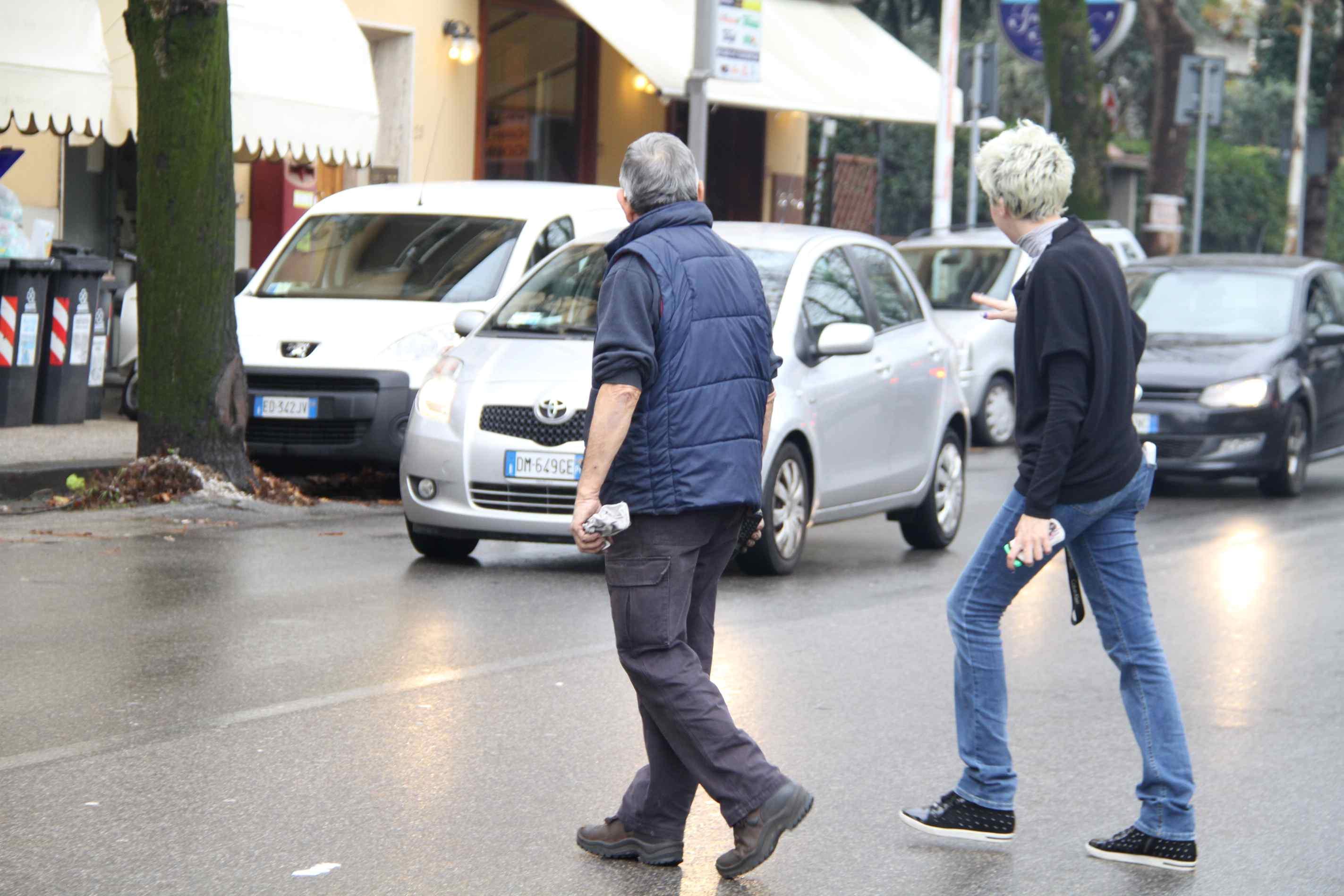 Pedoni attraversano la strada in via Firenze (foto Batavia)