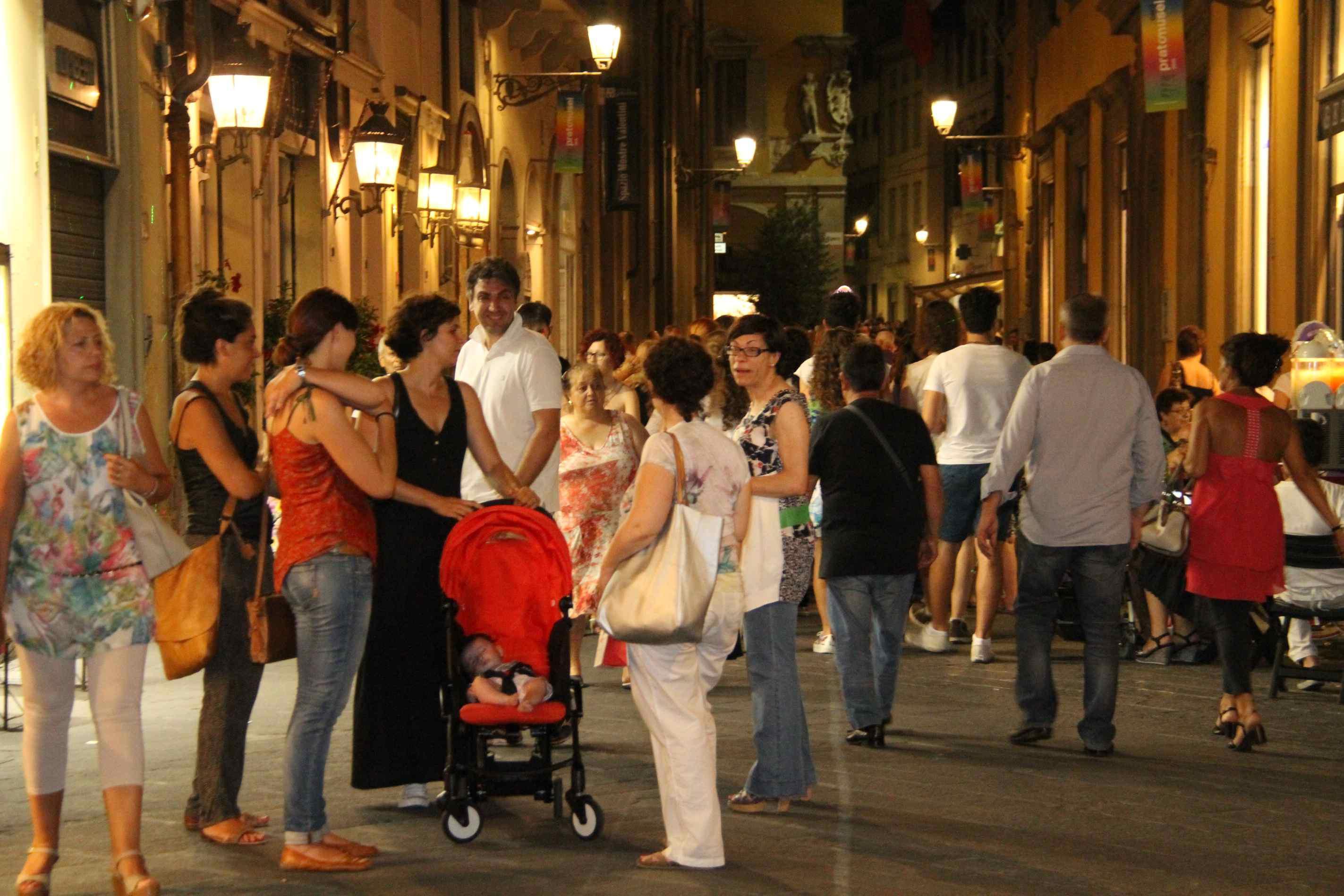 Shopping in centro a Prato nel primo giovedì di luglio (foto Batavia)