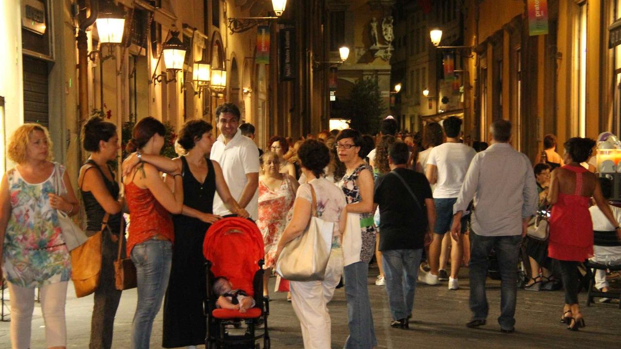 Shopping in centro a Prato nel primo giovedì di luglio (foto Batavia)