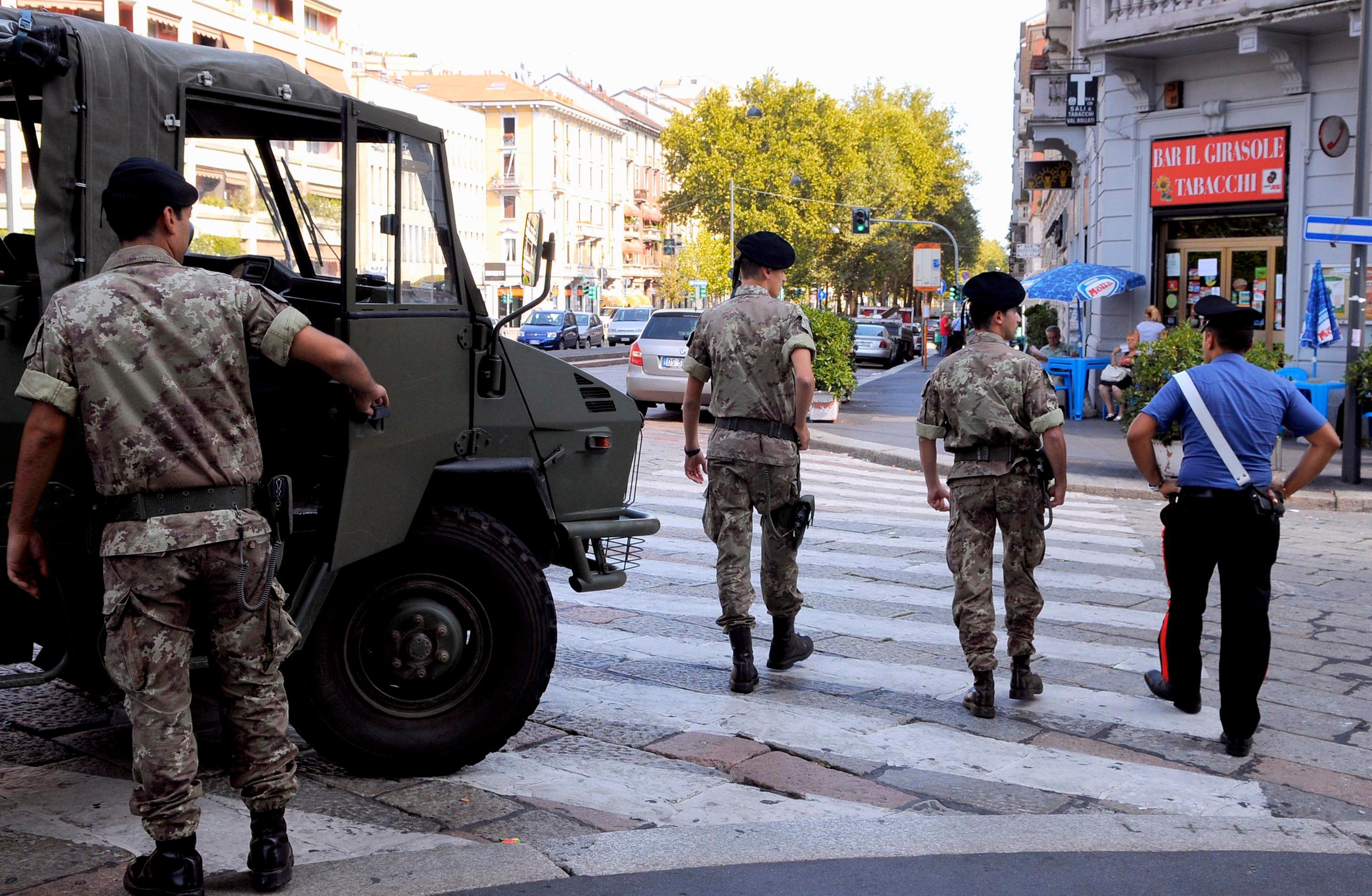 Una pattuglia mista formata da millitari dell'esercito e carabinieri
