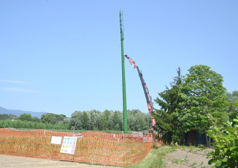 Telecom alza l’antenna a S. Alessio, cittadini infuriati 