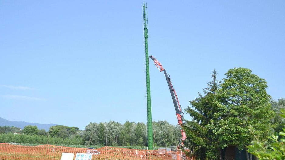 Telecom alza l’antenna a S. Alessio, cittadini infuriati