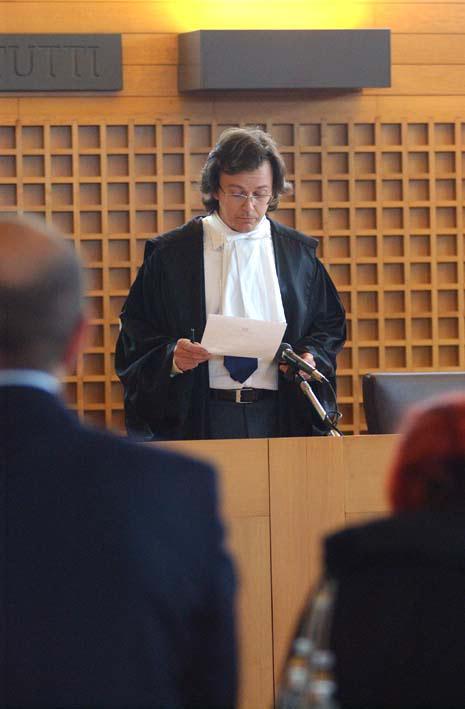 La lettura della sentenza di assoluzione nel 2004