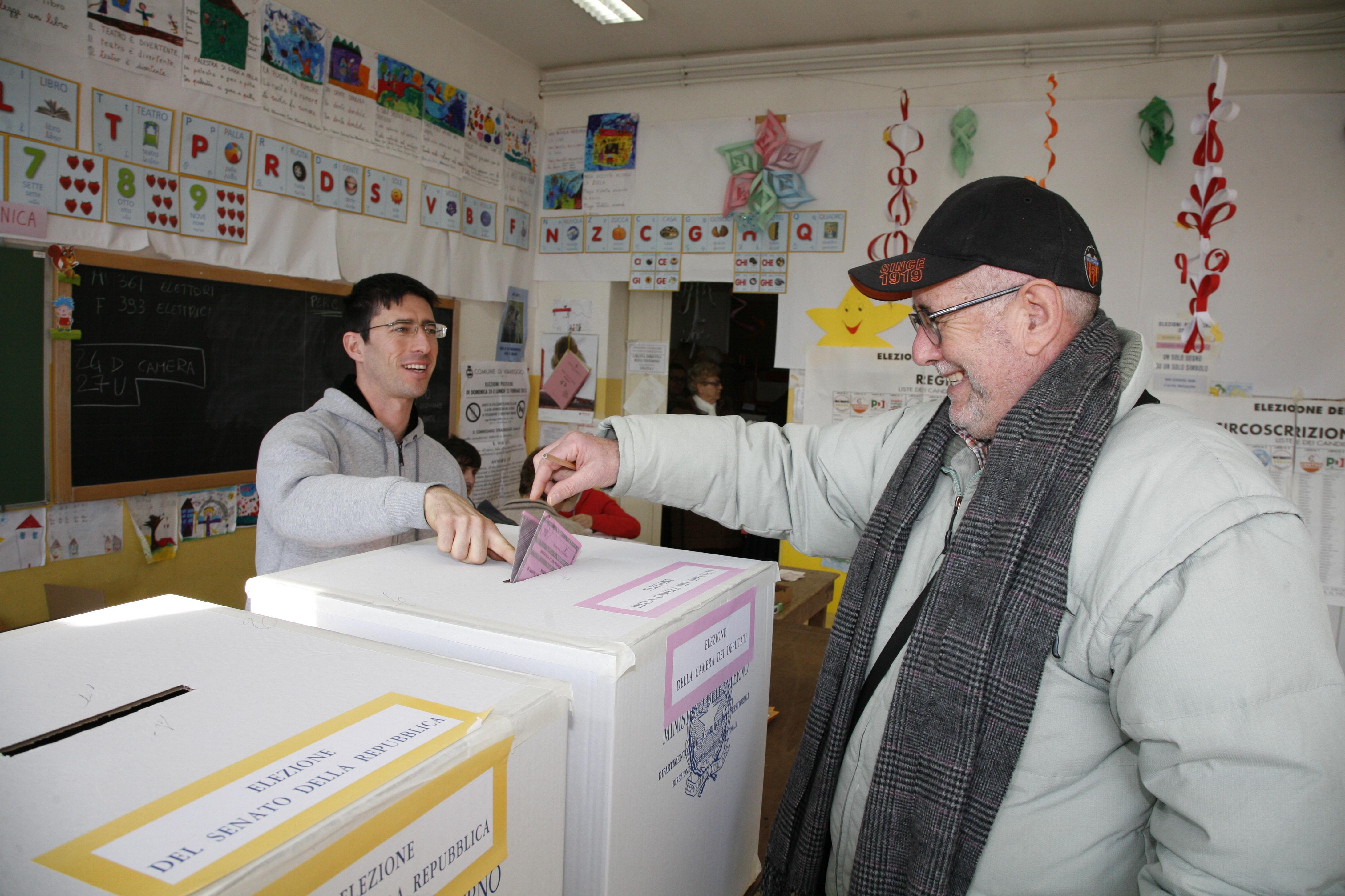 Un elettore al voto alle politiche 2013 (foto archivio) 