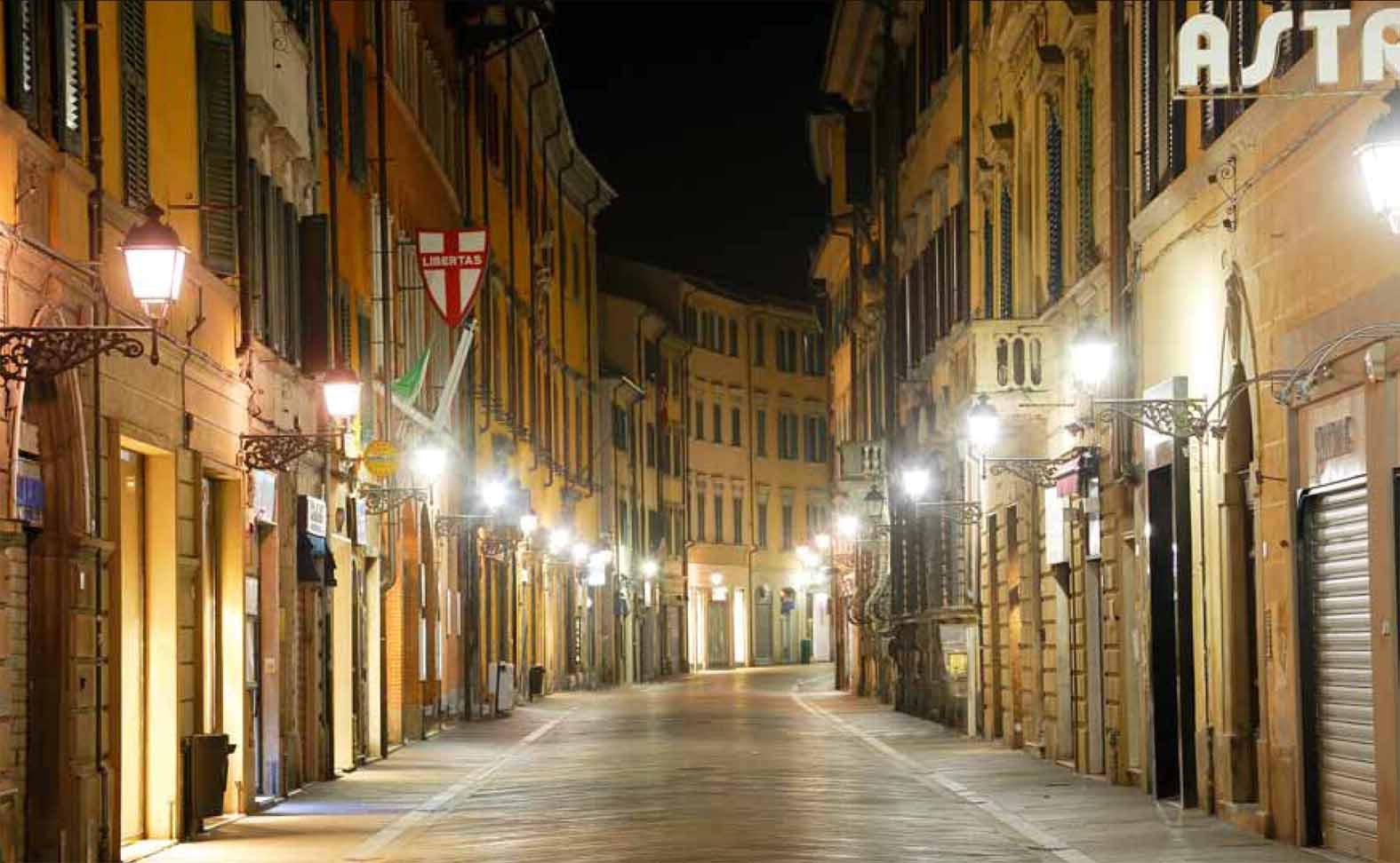 Corso Italia fotografato di notte da Fabio Muzzi