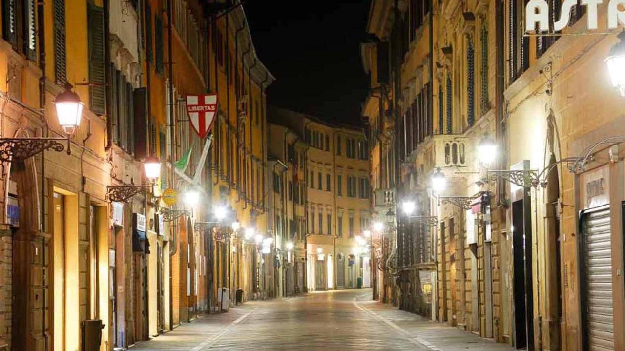 Corso Italia fotografato di notte da Fabio Muzzi