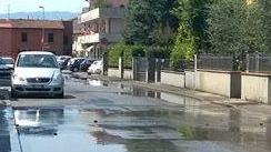 La copiosa perdita d'acqua in via Serragliolo