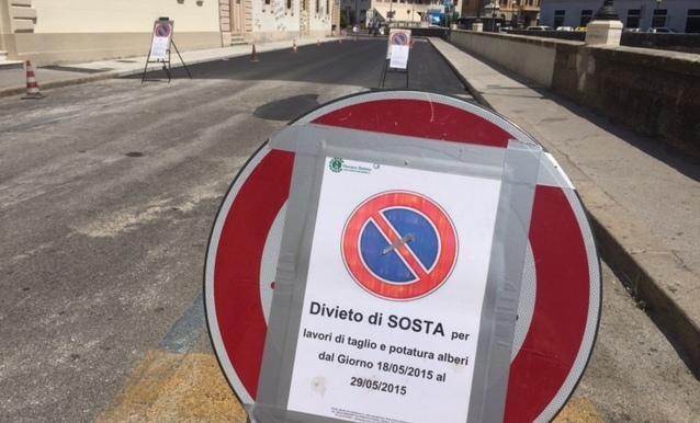 Divieto con errore sugli Scali: il cartello è per gli alberi, ma rifanno l’asfalto 