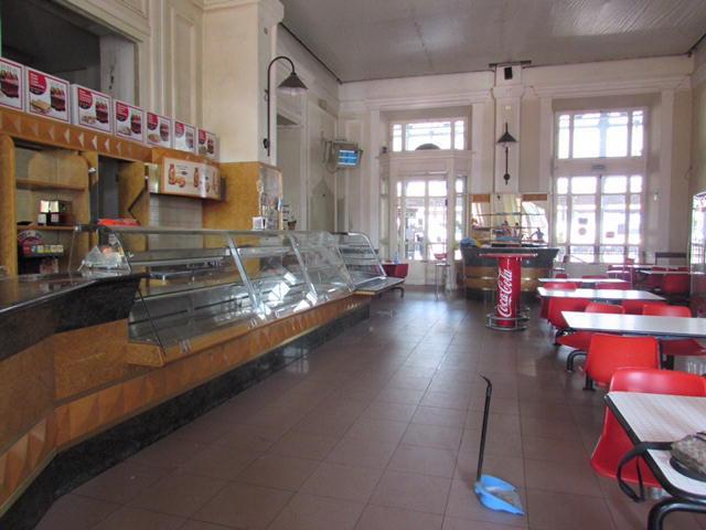 Il bar vuoto della stazione (Pentafoto)