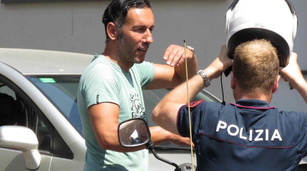 Rincorre lo scippatore in bici ma lui fugge 