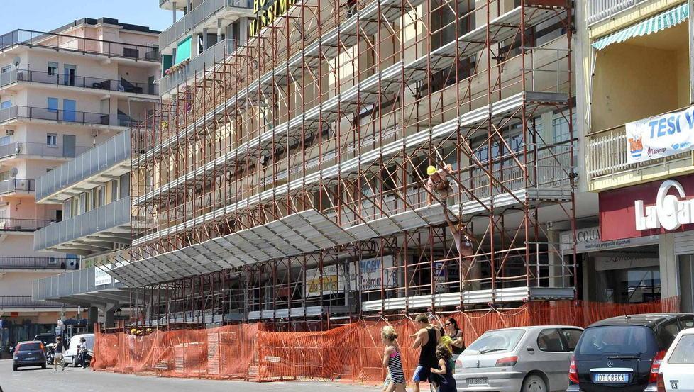 Via la maxi impalcatura dalla facciata del Massimo 