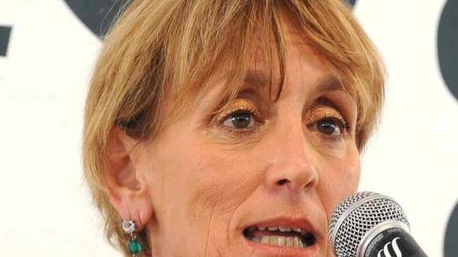 «Via quei giganteschi piloni dalla spiaggia»