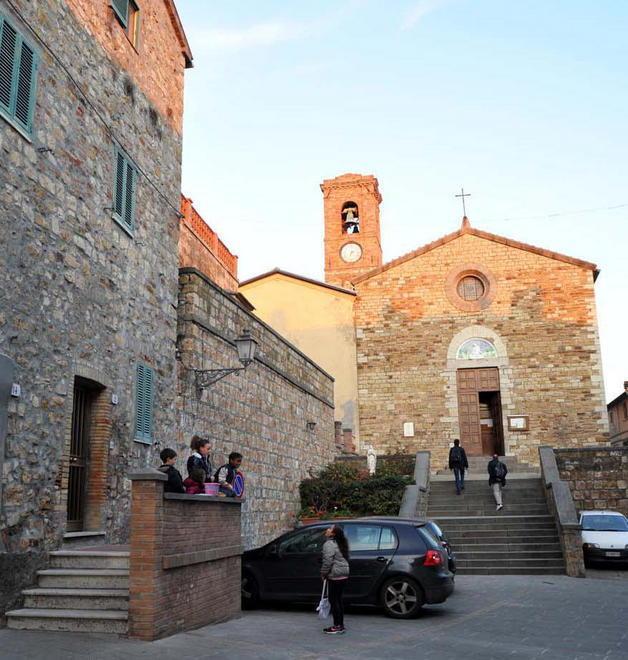 Profughi ospitati anche a Monteverdi, il parroco li porta a cena alla festa